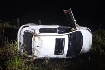 Carro tomba após saída de pista e passageira fica presa às ferragens na SC-438