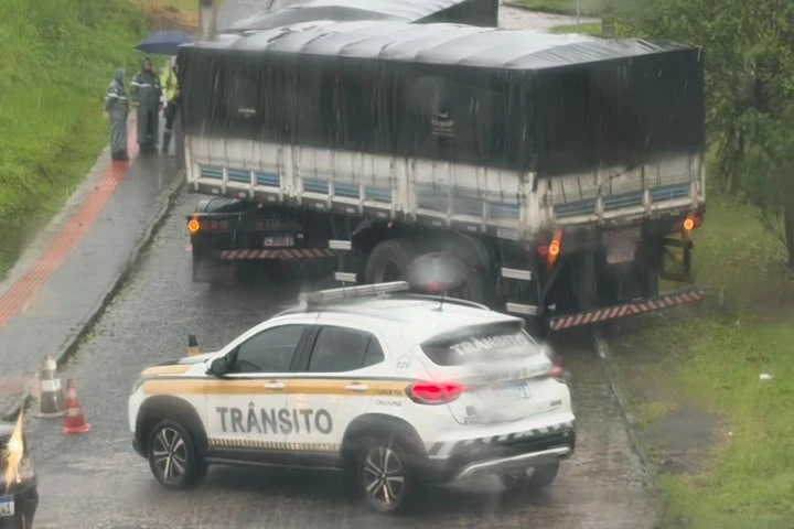 Carreta trafega em local proibido e interdita trânsito em rua de Criciúma