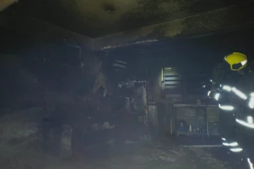 Cozinha de residência é destruída após ser atingida por chamas concentradas em colchão