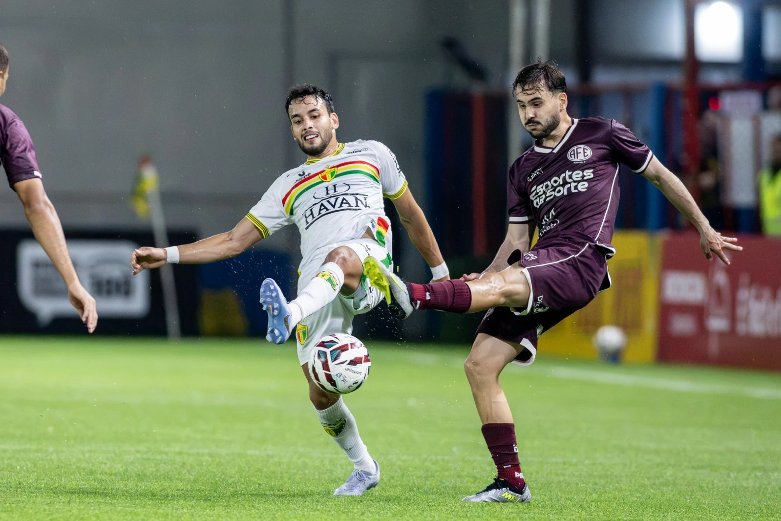 Catarinense sofre gol nos acréscimos e se complica na luta pelo acesso à Série B