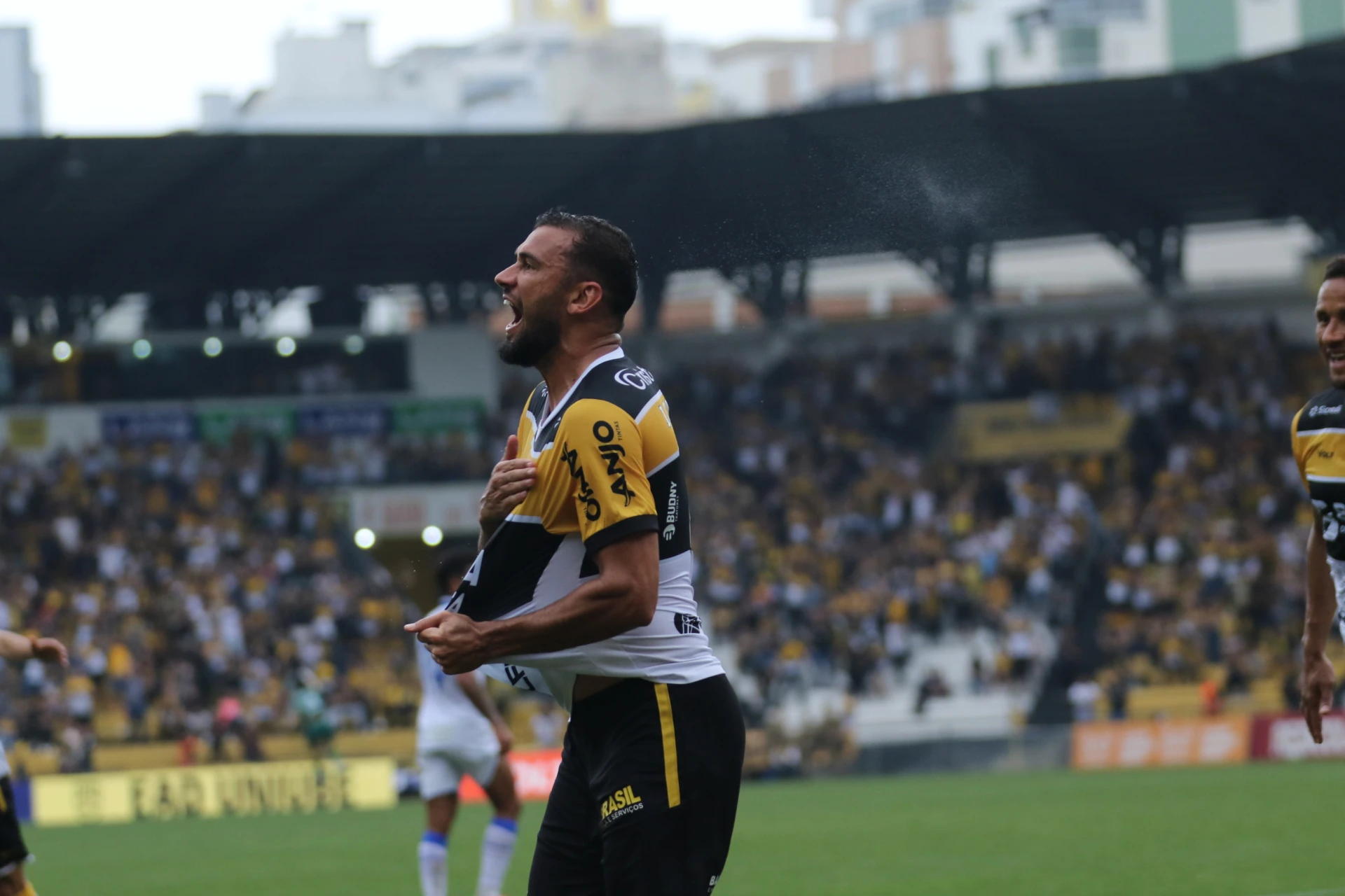 Ao vivo: vitória no clássico renasce ânimo para o acesso