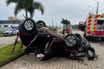 Carro capota e deixa duas mulheres feridas