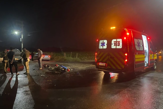 Mulher sofre fratura exposta após colisão entre motocicleta e caminhão