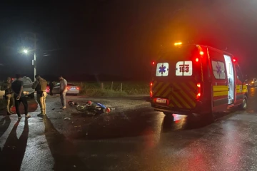 Mulher sofre fratura exposta após colisão entre motocicleta e caminhão