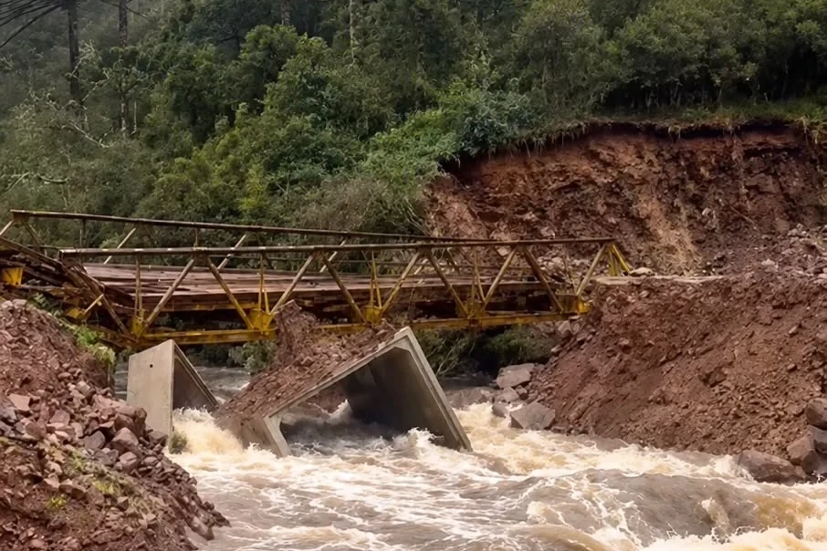 RS-020: ponte é arrastada pela água e interdita trecho de acesso à Serra da Rocinha