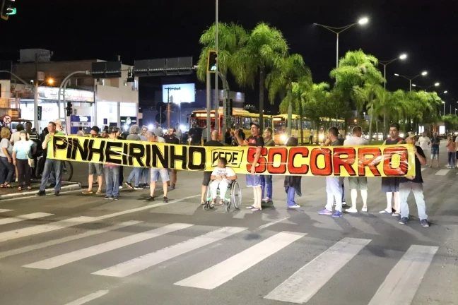 Moradores do Pinheirinho se reúnem para discutir realização de novo protesto em Criciúma
