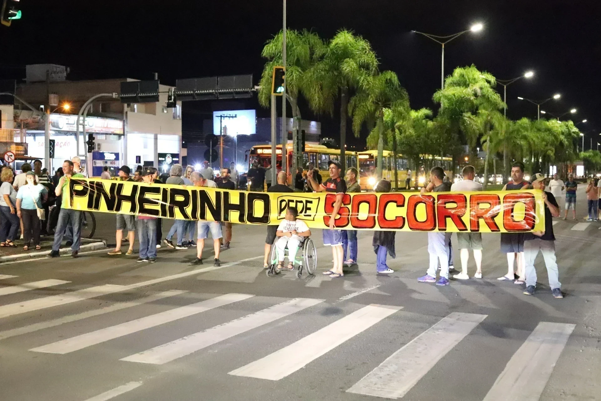 Moradores do Pinheirinho se reúnem para discutir realização de novo protesto em Criciúma