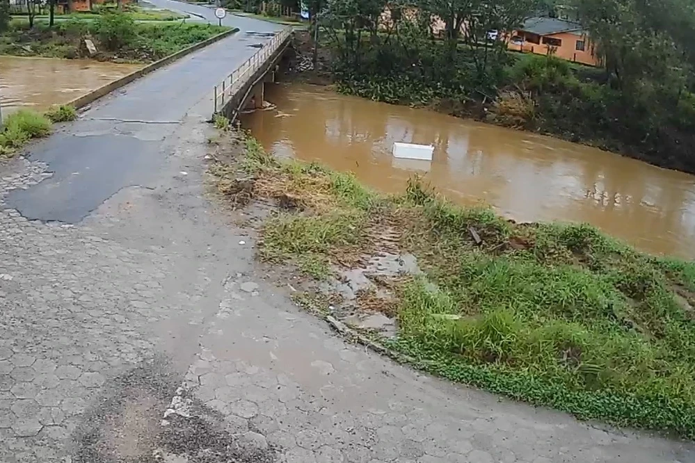 Após descarte irregular, geladeira é vista no rio Sangão em Criciúma; veja vídeo