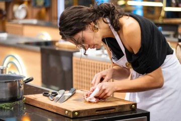 Moradores de Laguna se reúnem para torcer por bombeira militar finalista do MasterChef 2026