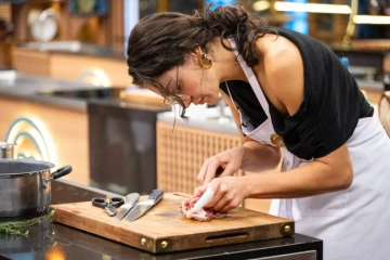 Moradores de Laguna se reúnem para torcer por bombeira militar finalista do MasterChef 2026