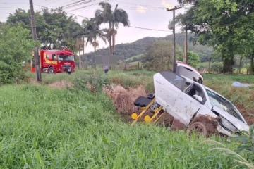 Idosa fica encarcerada após carro sair da pista na SC-370
