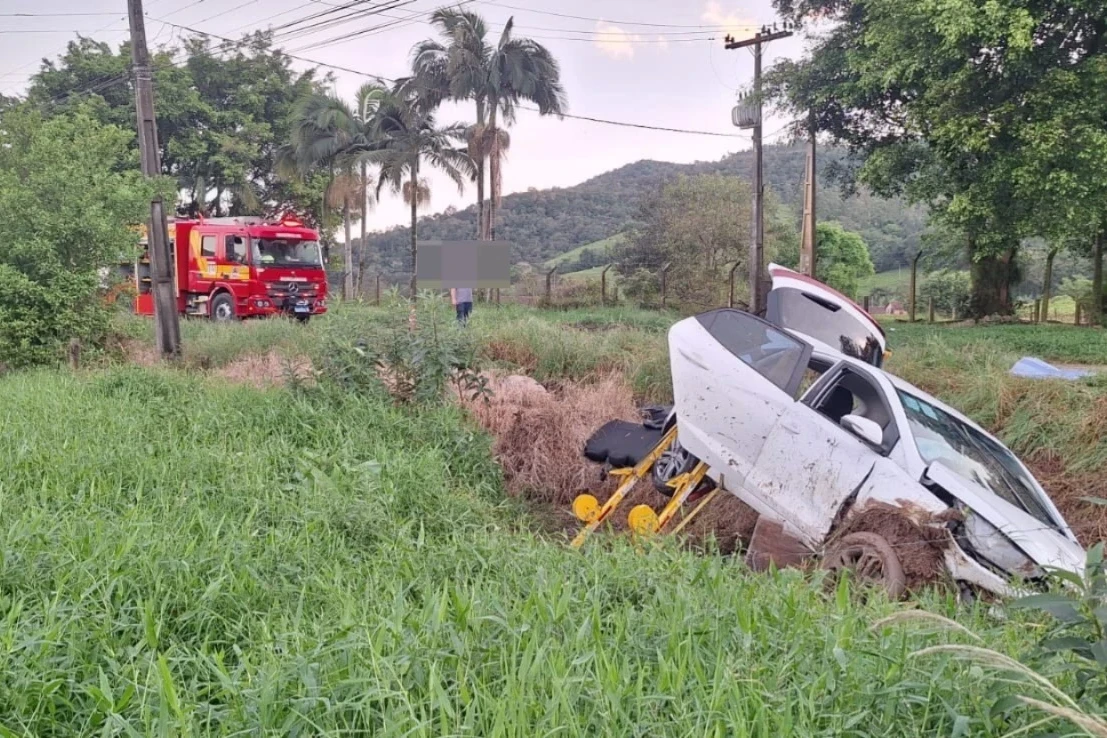 Idosa fica encarcerada após carro sair da pista na SC-370