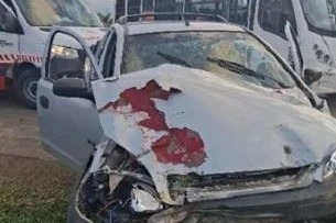 Após não respeitar a preferência, motorista com sinais de embriaguez colide carro em ônibus escolar