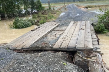 Vereador propõe substituição de ponte de madeira em via com alto tráfego de veículos pesados