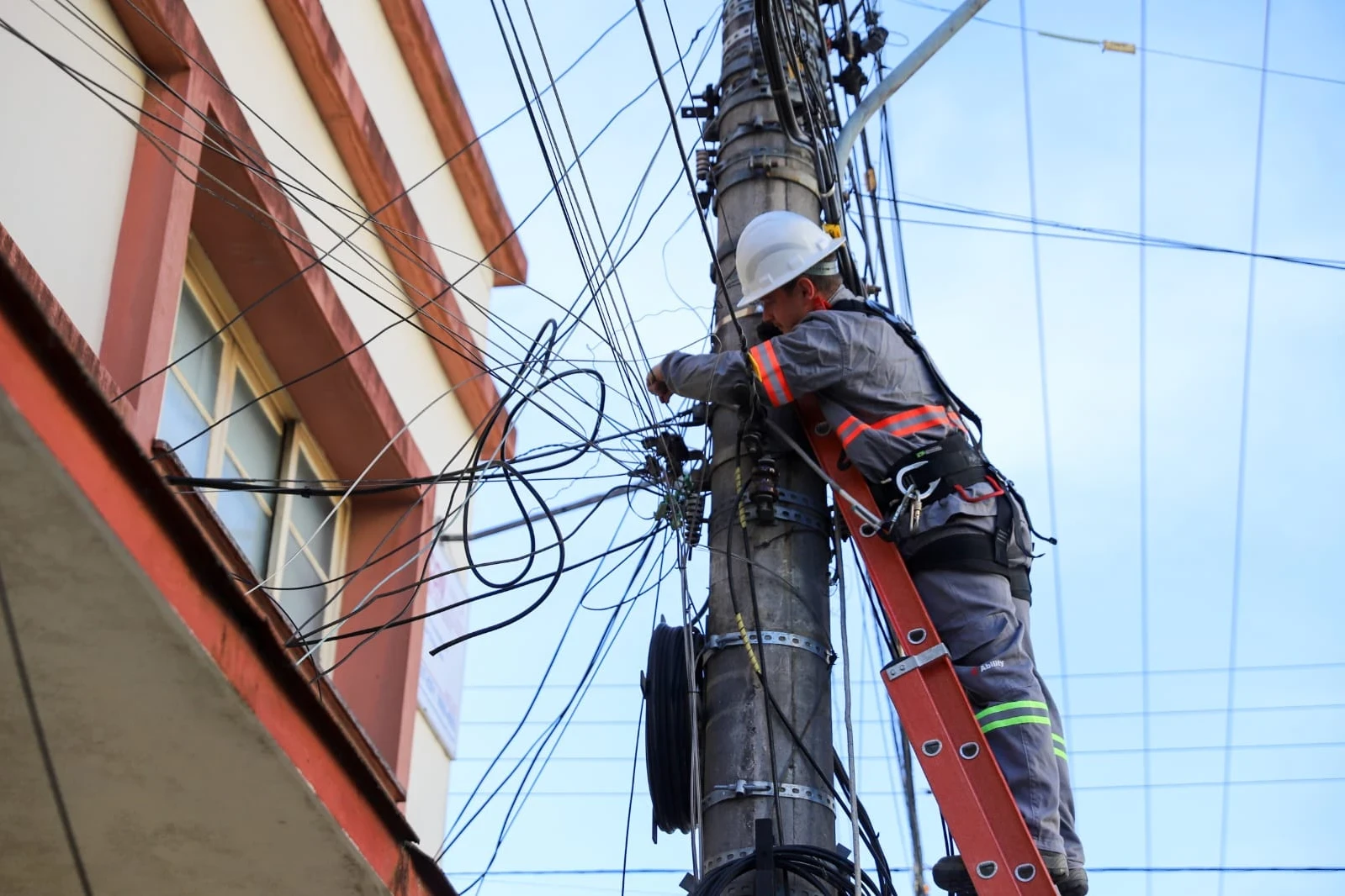 Operação Limpa Fios recolhe mais de uma tonelada de cabos no segundo semestre de 2026