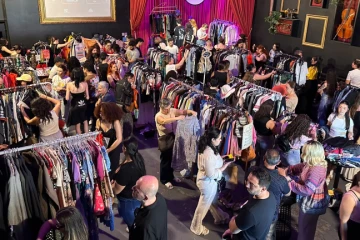 Evento de garimpo de roupas reúne aproximadamente 400 pessoas em Criciúma