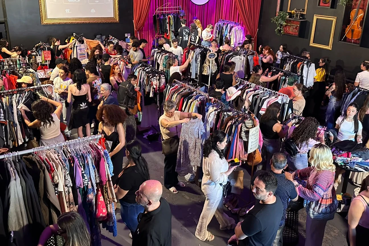 Evento de garimpo de roupas reúne aproximadamente 400 pessoas em Criciúma