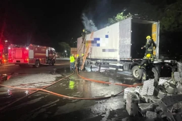 Carreta carregada com papel higiênico é atingida por incêndio na BR-101