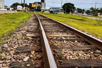 Parafusos e placas de apoio são furtados de linha férrea em Criciúma