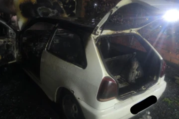 Carro é destruído por incêndio em Criciúma