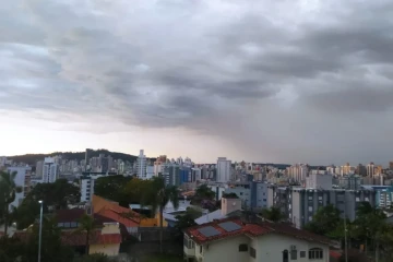Outubro inicia com frio, céu nublado e possibilidade de chuva em Criciúma