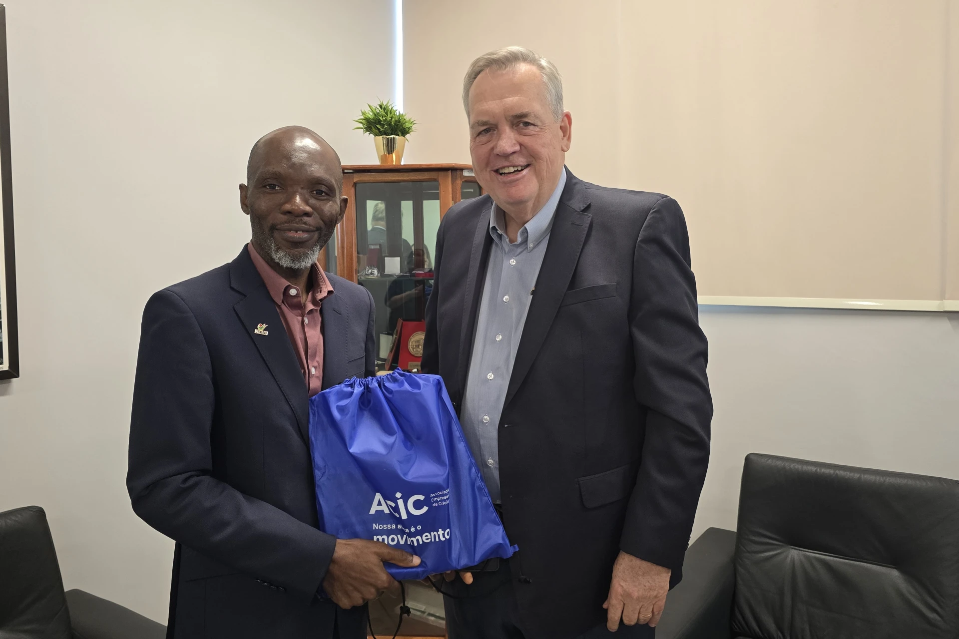 Em Criciúma, representante do Togo conhece empresas e instituições da região