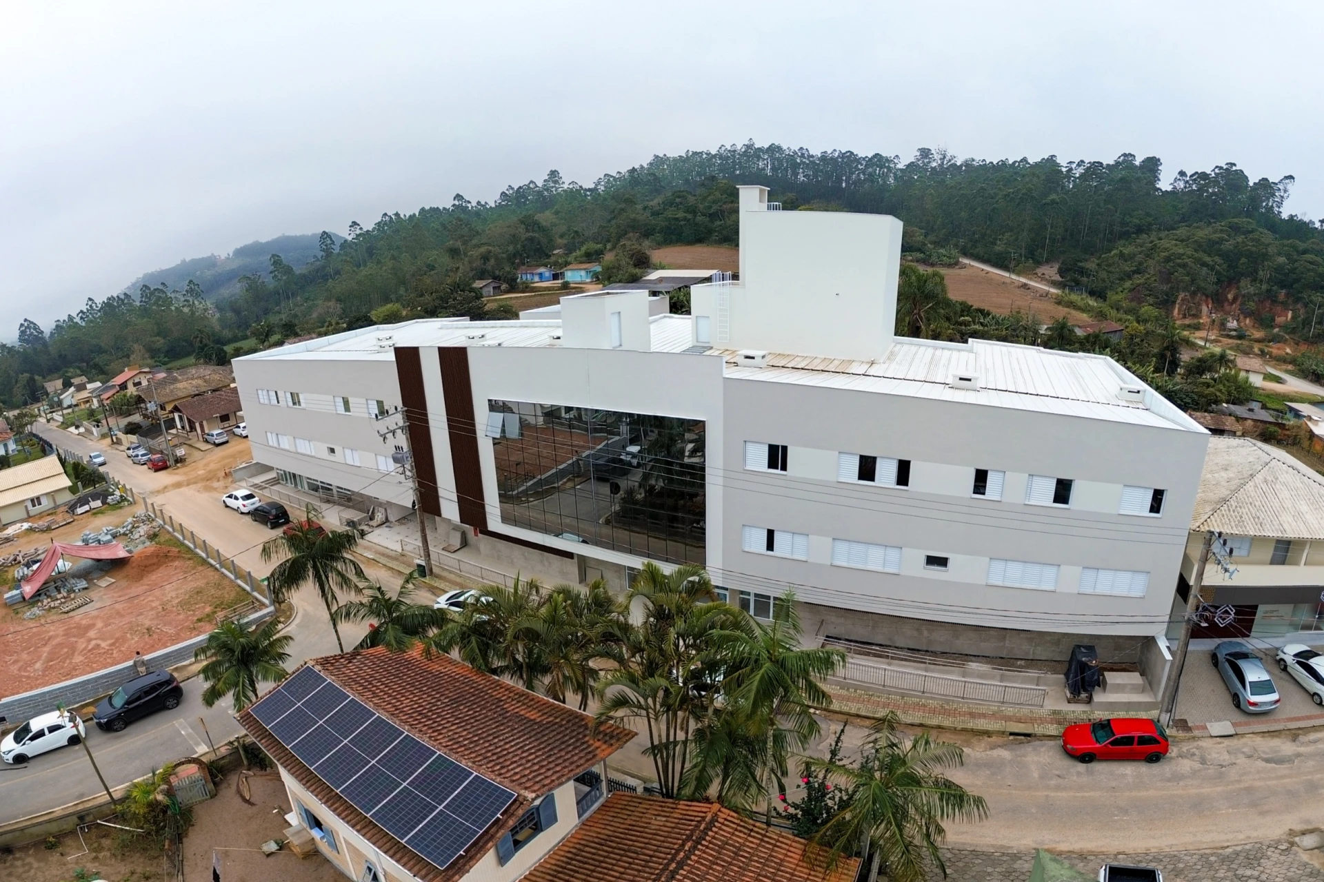 Com chegada de equipamentos, novo Centro Hospitalar avança para inauguração em Treze de Maio