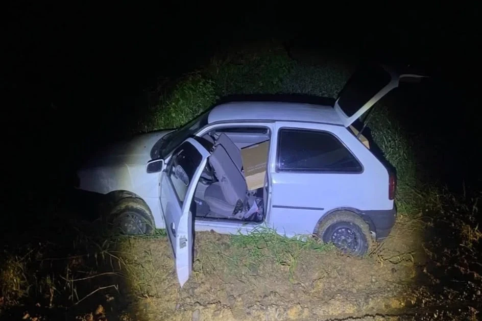 Fotos: criminosos invadem loja, furtam televisões e fogem da polícia em alta velocidade