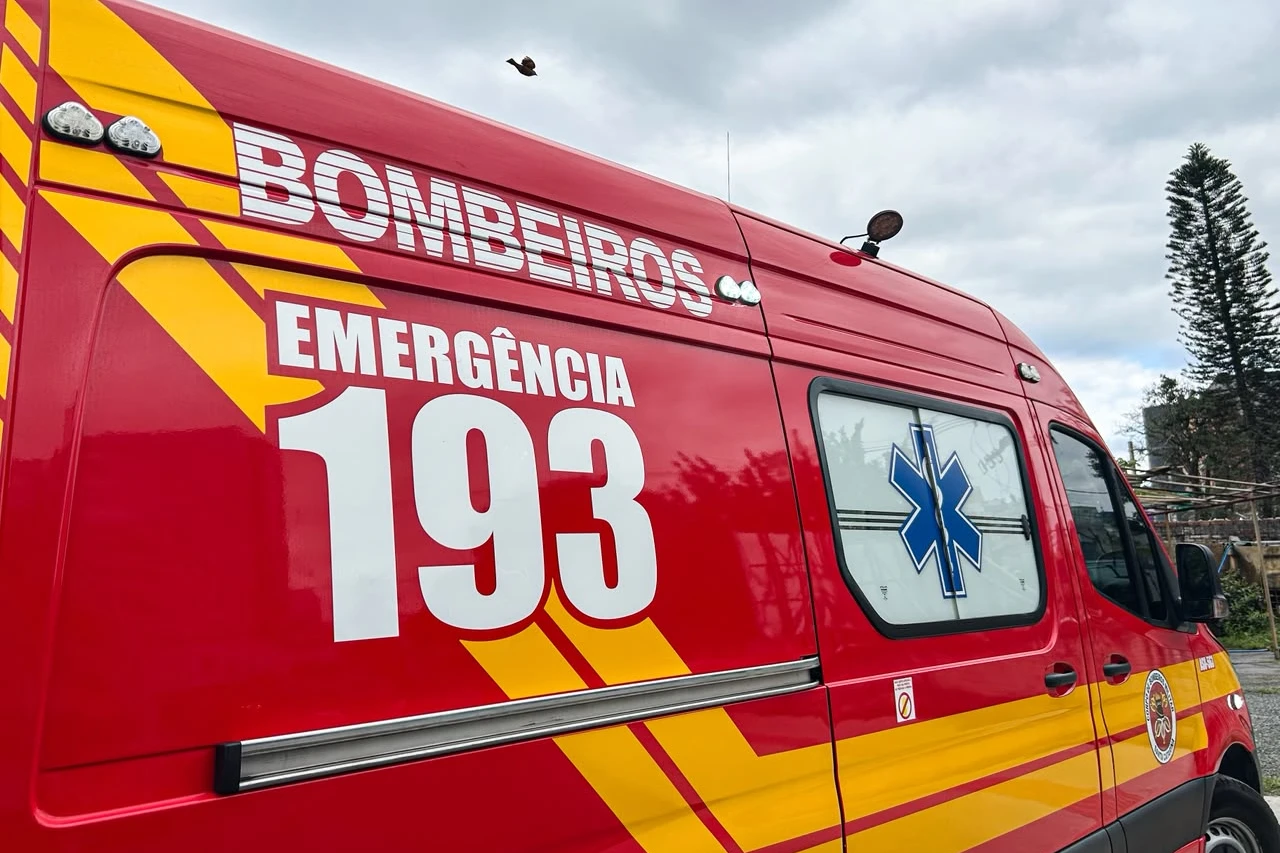 Colisão entre duas motos deixa dois jovens gravemente feridos em Araranguá
