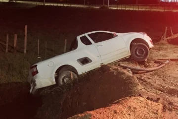 Fotos: motorista é socorrido após carro sair da pista e parar em margem de riacho