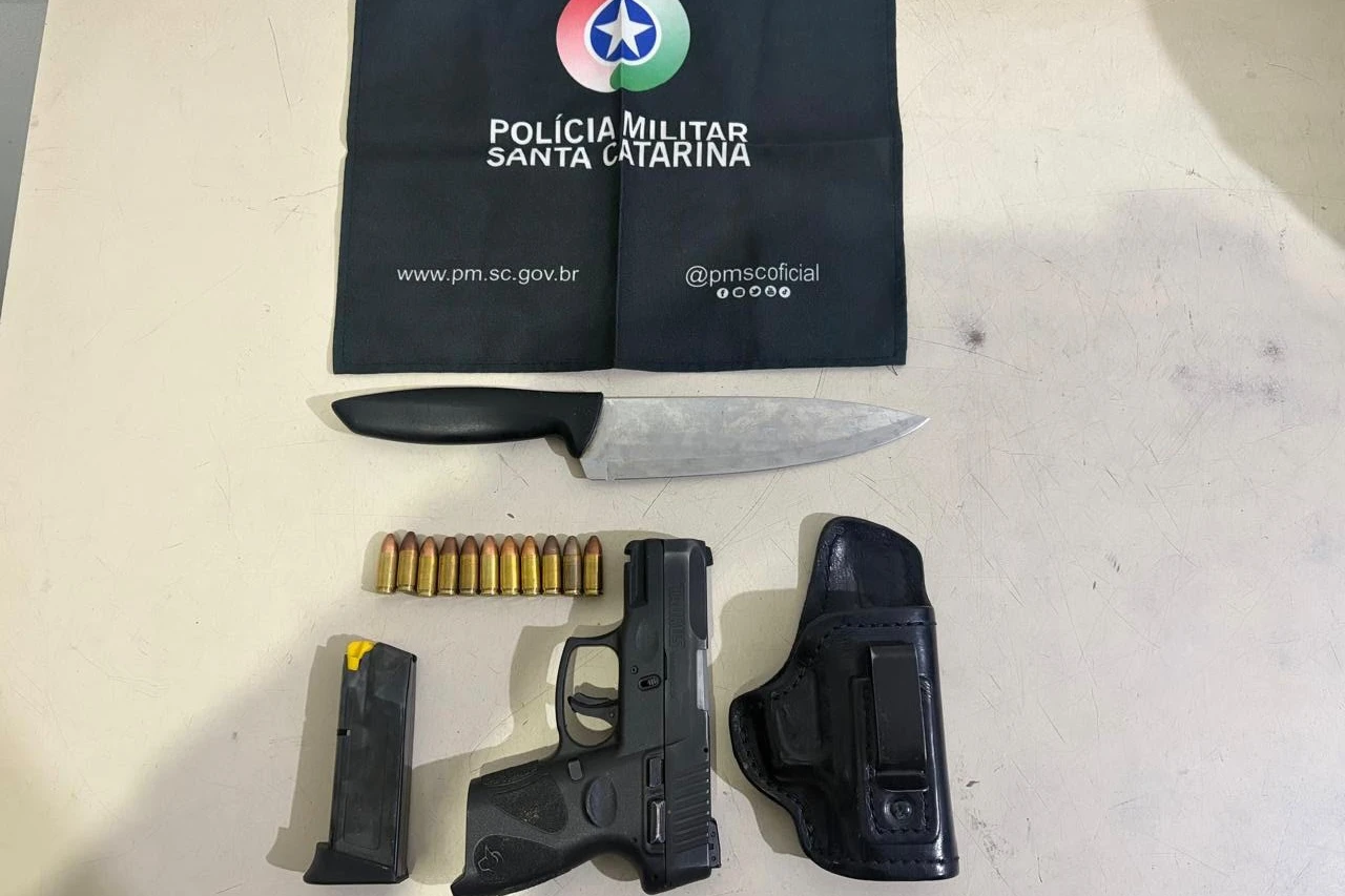 Tentativa de feminicídio: homem golpeia esposa com faca e acaba preso com arma de fogo