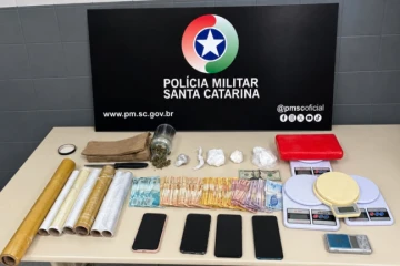 PM apreende mais de um quilo de cocaína, R$ 8 mil e dólares após perseguição em Criciúma