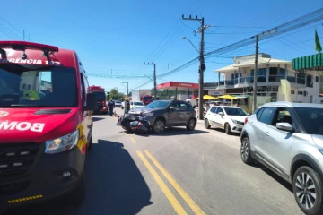 Colisão entre carro e moto deixa casal ferido em rodovia de Tubarão