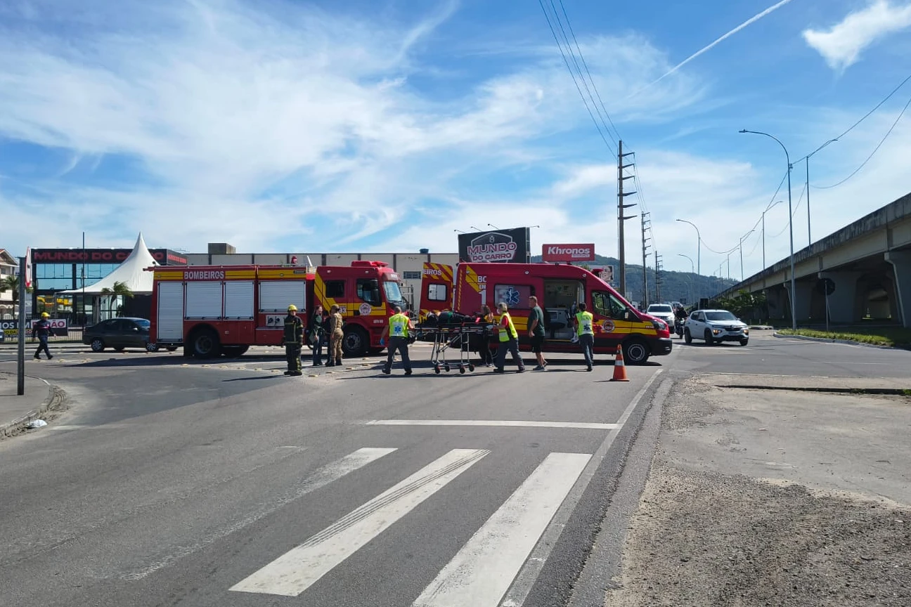 Acidente entre carro e moto deixa casal ferido em Tubarão