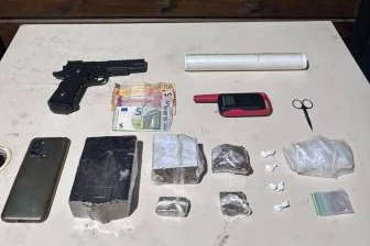 Homem é preso com drogas, rádio comunicador e simulacro de arma de fogo