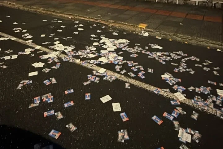 Vídeo e fotos: Prefeitura de Criciúma realiza limpeza de locais de votação após derramamento de santinhos
