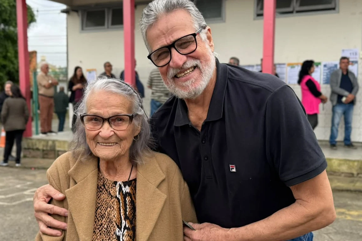 Aos 93 anos, eleitora vai às urnas em Criciúma para participar de mais uma eleição