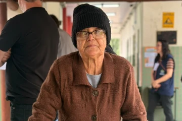 Aos 92 anos, eleitora faz questão de votar e afirma: 'Eu amo o Brasil'