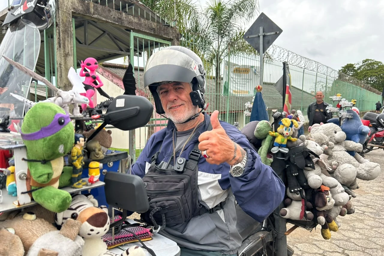 Moto coberta por bichinhos de pelúcia chama atenção no dia da eleição em Criciúma