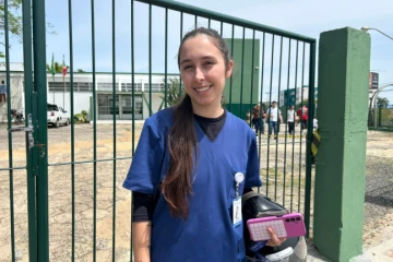 Do hospital às urnas: técnica de enfermagem sai do plantão para votar em Criciúma