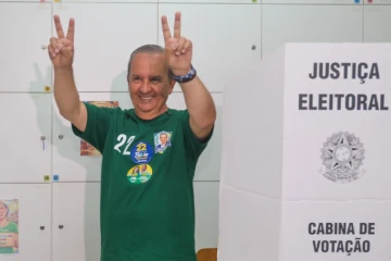 Jorginho Mello é reeleito governador de Santa Catarina com 68,31% dos votos