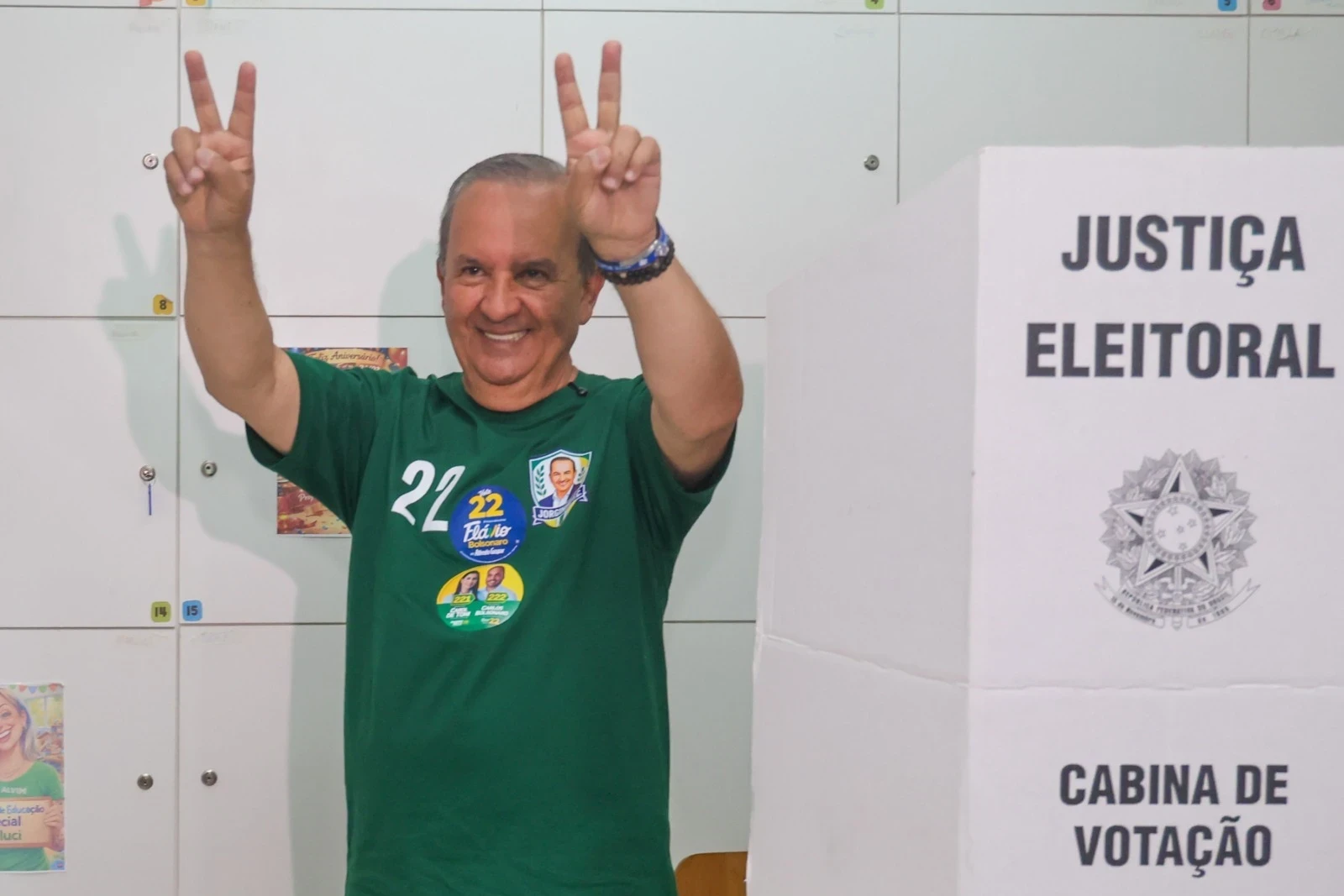 Jorginho Mello é reeleito governador de Santa Catarina com 68,31% dos votos