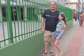 ‘Precisamos ensinar sobre a democracia aos mais jovens’: pai leva filha para votar em Criciúma