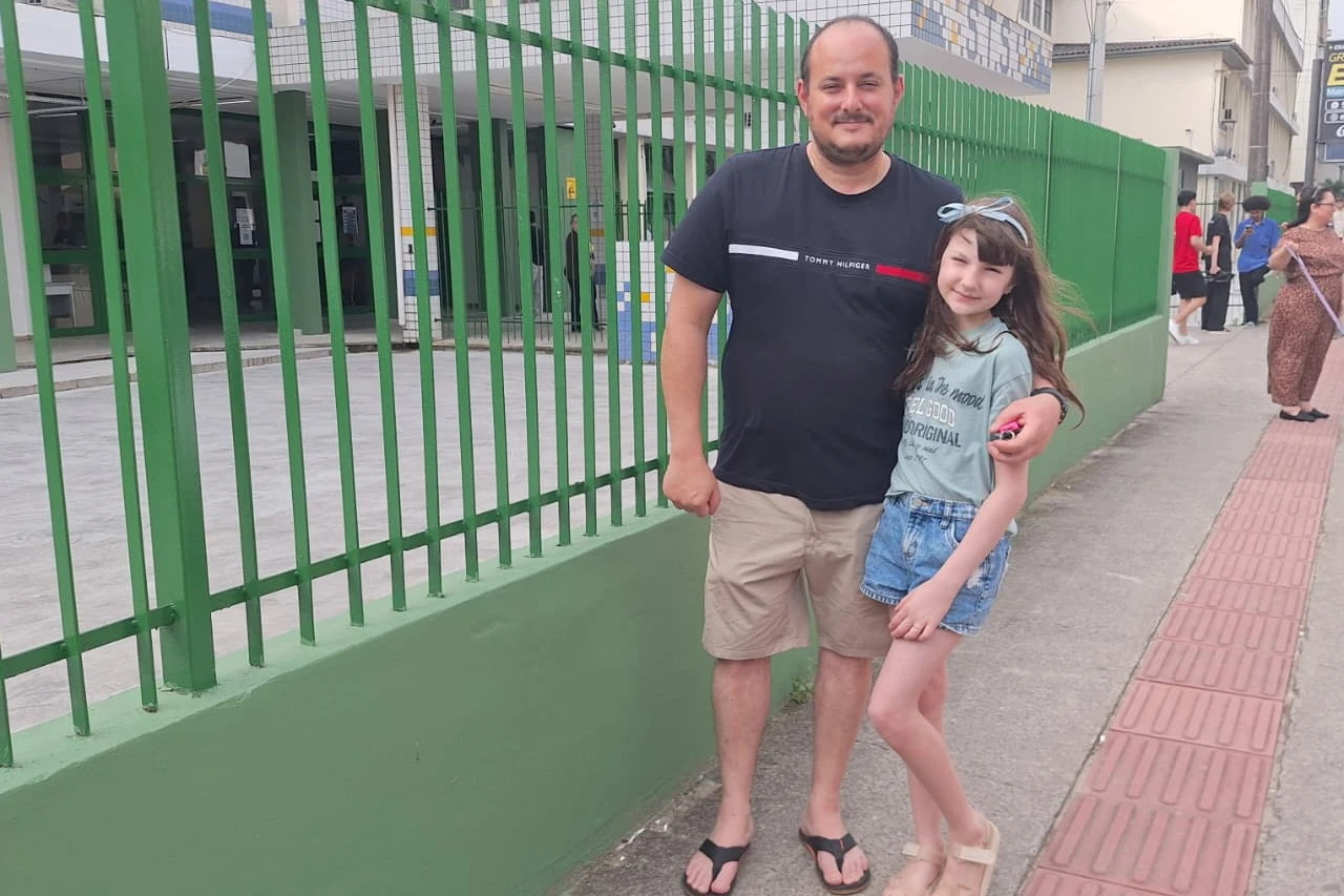 ‘Precisamos ensinar sobre a democracia aos mais jovens’: pai leva filha para votar em Criciúma