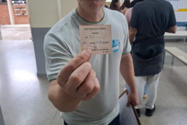 Colegião inicia distribuição de senhas para eleitores que ainda não votaram