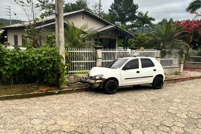 Motorista perde controle da direção e colide carro em poste