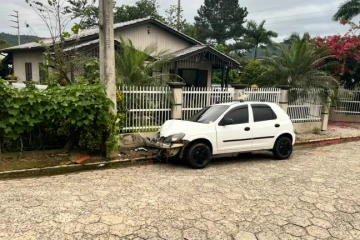 Motorista perde controle da direção e colide carro em poste