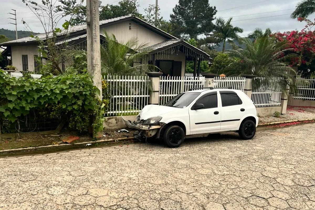 Motorista perde controle da direção e colide carro em poste