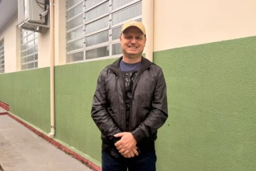 ‘Eu tenho esse hábito, toda eleição venho sempre no fim do dia’, afirma último eleitor a votar em Treviso