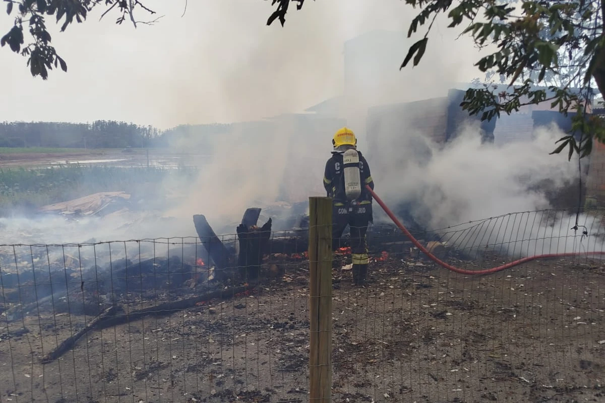 Casa de madeira e alvenaria é destruída por incêndio